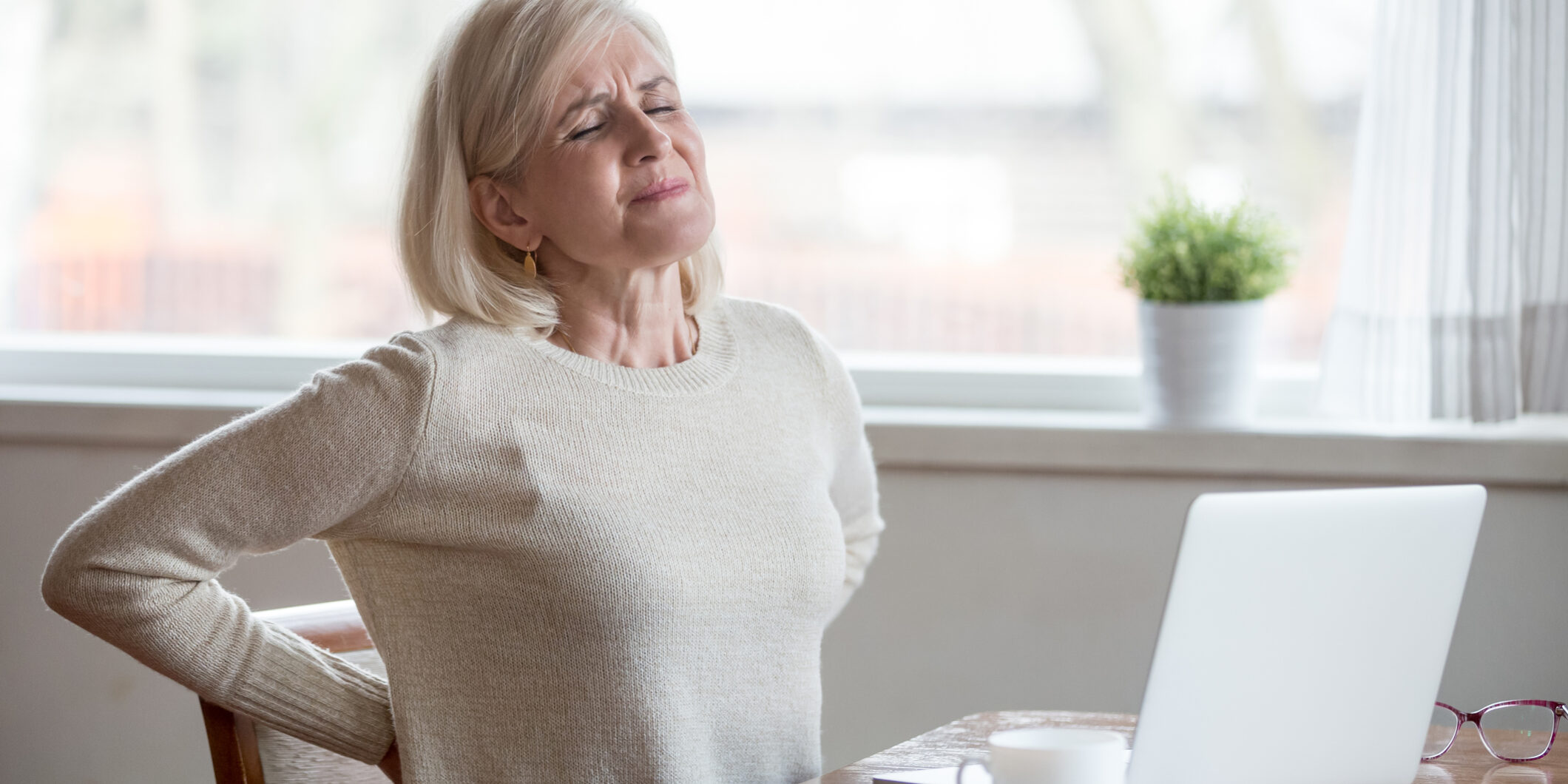 Photo 128054074 : Back Pain © Fizkes | Dreamstime.com